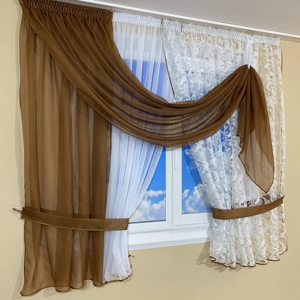 Фіранка на кухню з квітковим принтом №434 коричнева