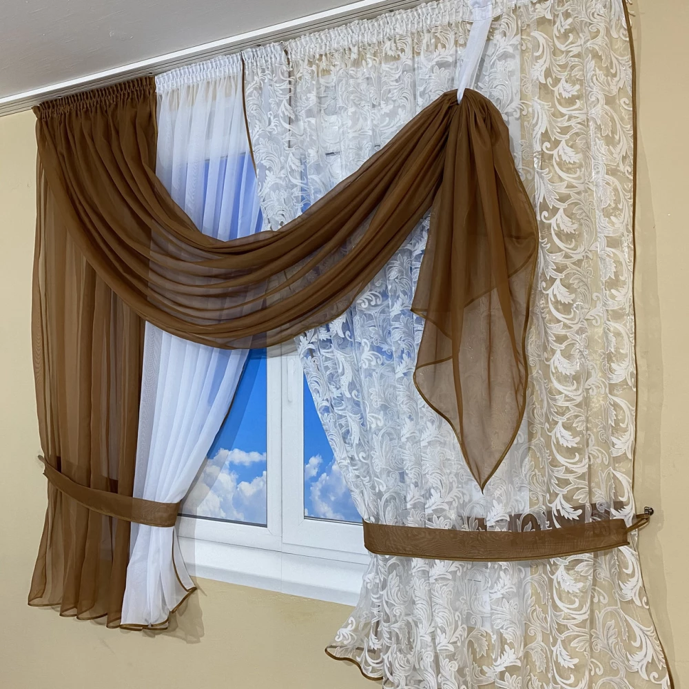 Фіранка на кухню з квітковим принтом №434 коричнева