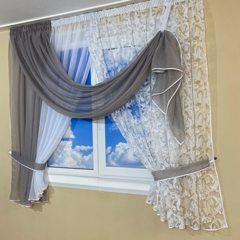 Фіранка на кухню з квітковим принтом №434 сіра